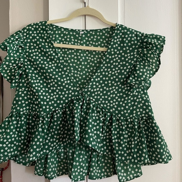 Green and white floral top! 🪴 - Picture 1 of 4